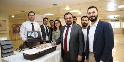 Algoloji uzmanları İzmir’de buluştu; ağrı pili uygulamasını akıllı gözlükle anlık olarak izledi