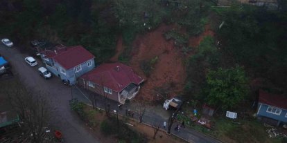 Beykoz’da toprak kayması: Tek katlı ev ve otomobil hasar gördü