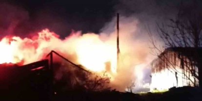 Karabük’te samanlık ve odunluk yangında küle döndü