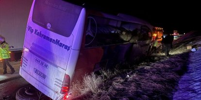 Erzincan’da kontrolden çıkan yolcu otobüsü bariyerlere çarptı