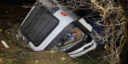 Tır şarampole yuvarlandı, sürücü yaralandı