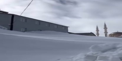 Gümüşhane’nin yaylalarında kar kalınlığı evlerin boyuna ulaştı