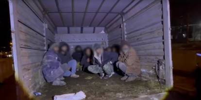 Kars’ta kamyonet kasasından 12 kaçak göçmen çıktı: 4 organizatör tutuklandı