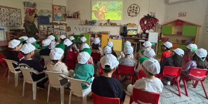 Minik eller toprakla buluştu