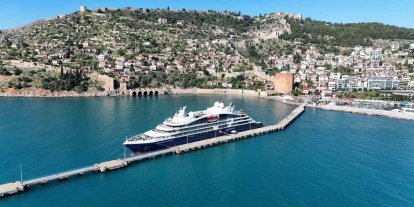 Alanya’ya Fransız bayraklı kruvaziyer demir attı