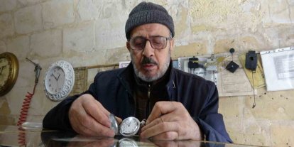 Gaziantepli 74 yaşındaki saat ustası 65 yıldır zamana ayar veriyor
