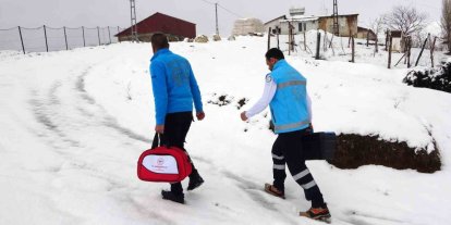 81 yaşındaki hastaya evinde diş tedavisi hizmeti