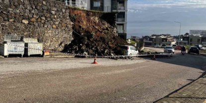 Mudanya’da yağmura dayanamayan istinat duvarı çöktü