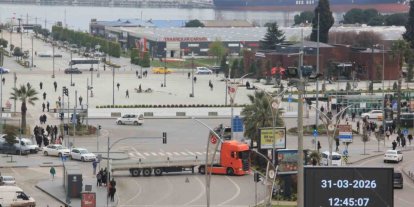 Tırdan trafiği tehlikeye düşüren hareket