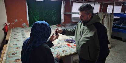 Poşetten insanlık çıktı, halının arasındaki altınlar sahibine ulaştırdı