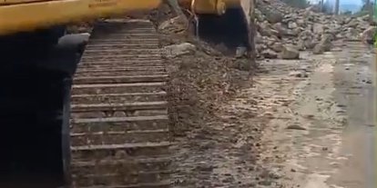 Gemlik-Mudanya yolu heyelan sebebiyle kapandı