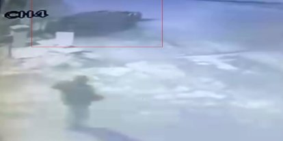 Beton bariyere çarpan otomobil kazası güvenlik kamerasında