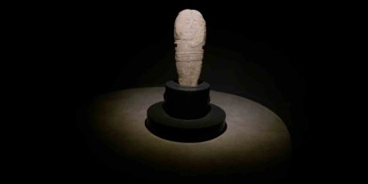 Erzurum’da bulunan 2 bin 500 yıllık ‘taş baba’ heykeli ziyaretçilerin ilgi odağı oldu