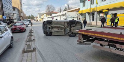 Yan yatan otomobilin sürücüsü kazadan yara almadan kurtuldu