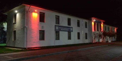 Kırmızı ışıklar eşit yaşam için yandı