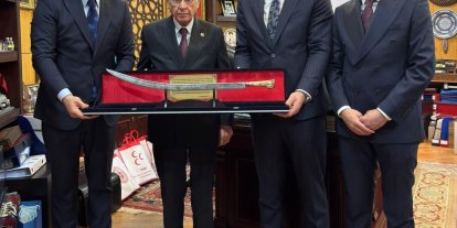 Başkan Yurdagül, Bahçeli’ye Osmanlı döneminden kalma kılıç hediye etti