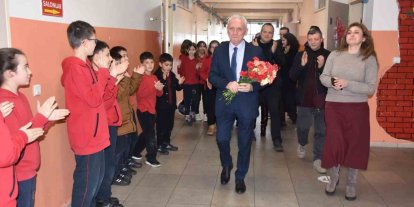 Ömrünün 46 yılını öğrencilerine adadı: Emekli olan öğretmene duygusal veda