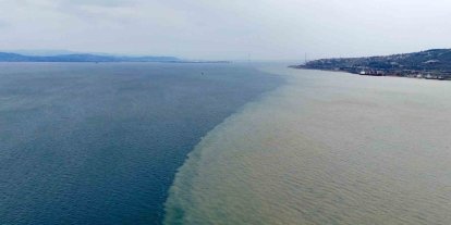 İzmit Körfezi iki renk oldu: Derenin taşıdığı çamur denizin rengini değiştirdi