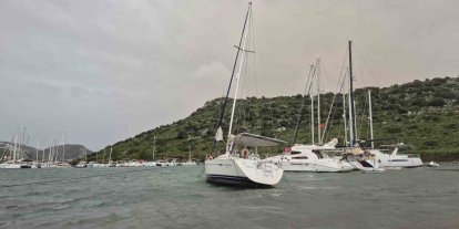 Bodrum’da fırtına etkili oldu, 2 tekne karaya oturdu