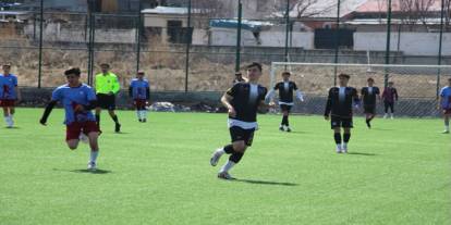 Kars'ta Okul Sporları Gençler Futbol Grup Müsabakaları başladı