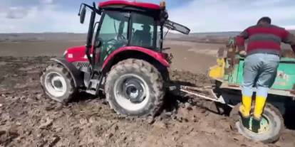 Kars’ta çamura saplanan traktörler güçlükle kurtarıldı