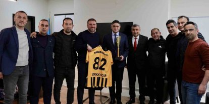 Aliağa Masterler, şampiyonluk kupasını Başkan Acar’a götürdü