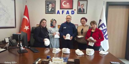 Kütahyalı kadınlar ördükleri bereleri AFAD’a teslim etti