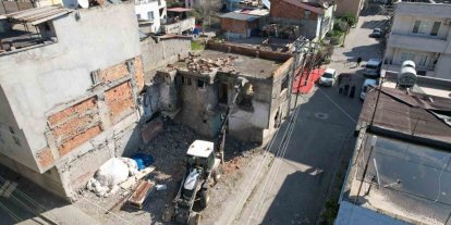 Akdeniz Belediyesi metruk binaları kontrollü şekilde yıkıyor