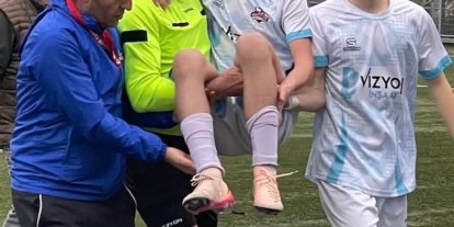 Sakatlanan futbolcuyu maçın hakemi kucağında taşıdı