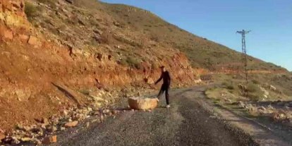 Batman’da yolu kapatan kayaları beden eğitimi öğretmeni temizledi