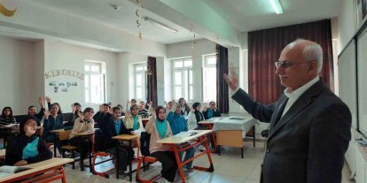 Emekliye ayrılan okul müdürüne veda