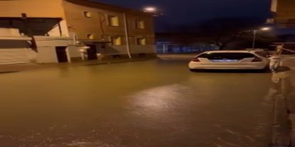 Yağmur suyu ile kaplanan sokaklar vatandaşa zorluk yaşattı