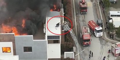 Can pazarında korku dolu anlar kameraya yansıdı... Metrelerce yüksekte itfaiye ekiplerini böyle bekledi
