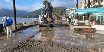Marmaris’te sağanak ve fırtına etkili oldu