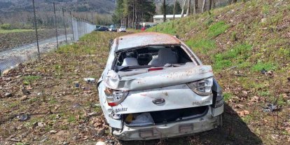 Kontrolden çıkan otomobil cezaevi bahçesine uçtu