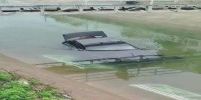 Adana’da otomobil sulamana kanalına düştü