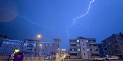 Karabük’te sağanak etkili oldu, şimşekler gökyüzünü aydınlattı
