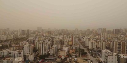 Toz çevreyi kapladı: Görüş mesafesi düştü, hava kızıla döndü