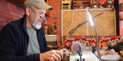 Kendi yaptığı torna ile el emeğini sanata dönüştürüyor