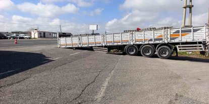 Ayrılan dorse yolu trafiğe kapattı