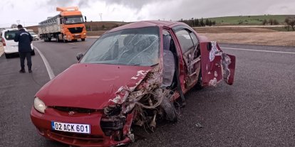 Yolda kayan araç karşı şeride geçerek araçla çarpıştı: 2 yaralı