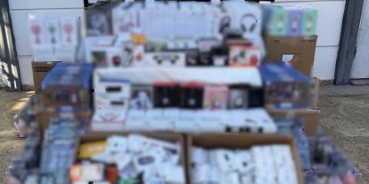 Antalya’da 3,5 milyon liralık kaçak elektronik eşya ve oyuncak ele geçirildi