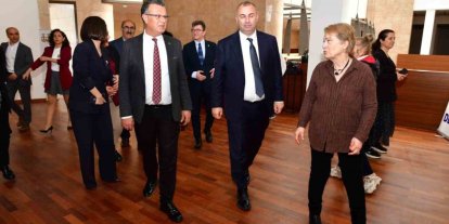 Hem ablasını hem umut sergisini yalnız bırakmadı