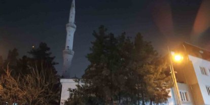 Batman’da cami minaresine yıldırım düştü