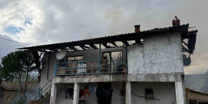 Selendi’de 2 katlı ev yangında kül oldu