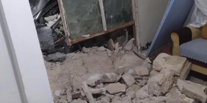 Kontrolden çıkan otomobil bahçe duvarını yıkarak eve çarptı: 1 yaralı