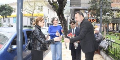 Ağrılılardan Manisa sokaklarında 404 karanfille kutlama