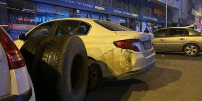 Kars’ta seyir halindeki kamyonun tekeri koptu: Park halindeki araçlar zarar gördü