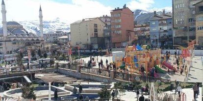 Hakkari güneşli havayı fırsat bilenler parka akın etti