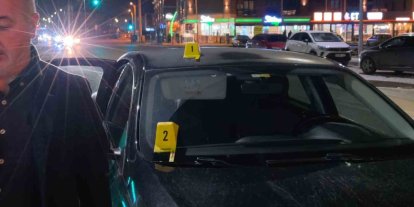 Seyir halindeki otomobile yorgun mermi isabet etti